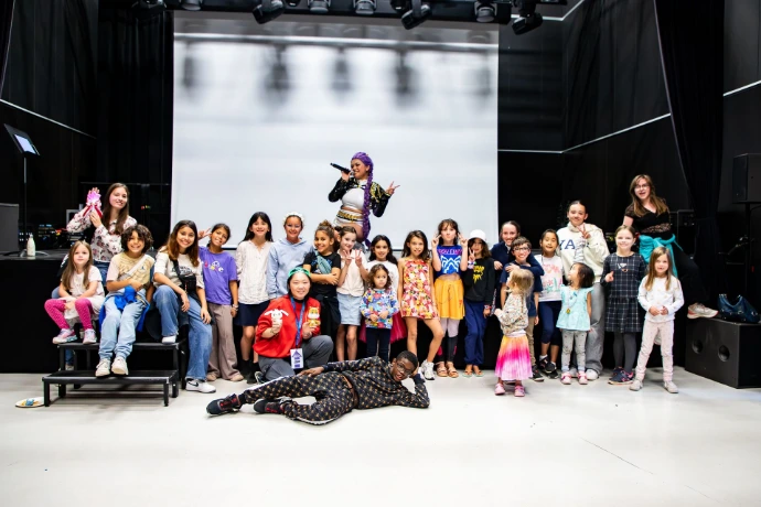 Une cosplayeuse chanteuse de ruri qui prend une photo avec son public