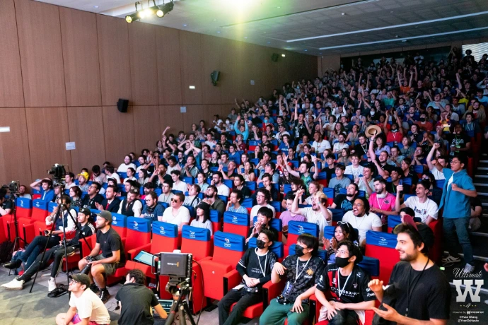 Un énorme public qui regarde une final de tournoi dans un amphitheatre