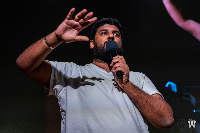 ntk qui est entrain de parler au micro