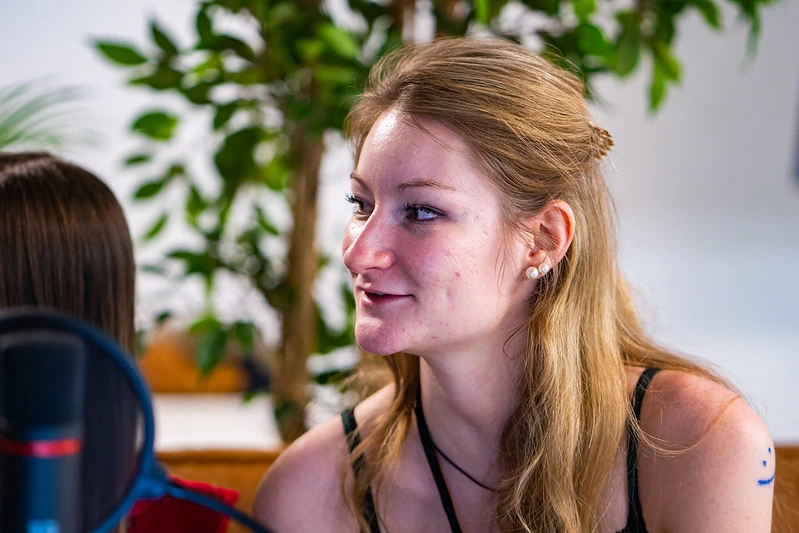 Une jolie femme blonde qui discute lors d'une radio