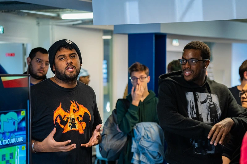 deux organisateur de tournoi qui parle aux joueurs avant un tournoi