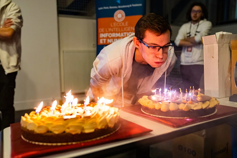 un membre du staff qui fete son anniversaire