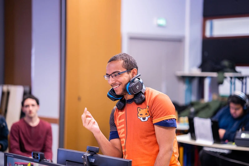 le joueur shido qui montre son doigts à glutonny