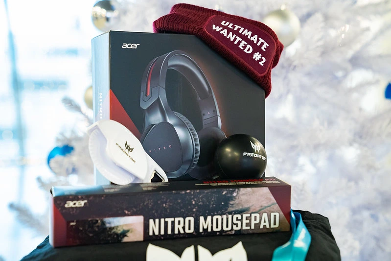 un bonnet ultimate wanted 2 avec un casque acer et un découpe pizza prédator