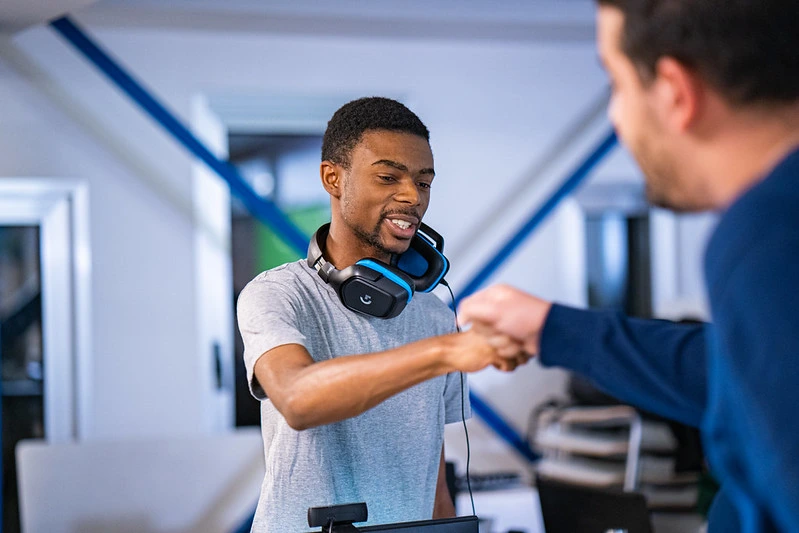 un joueur de smash qui check son opposant