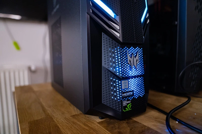 un pc prédator sur un meuble en bois