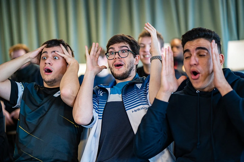 3 amis entrain d'être surpris par une jolie fille