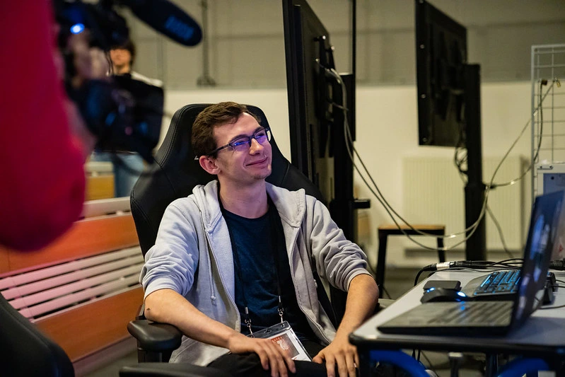 un regisseur de lyon qui sourit en regardant un écran