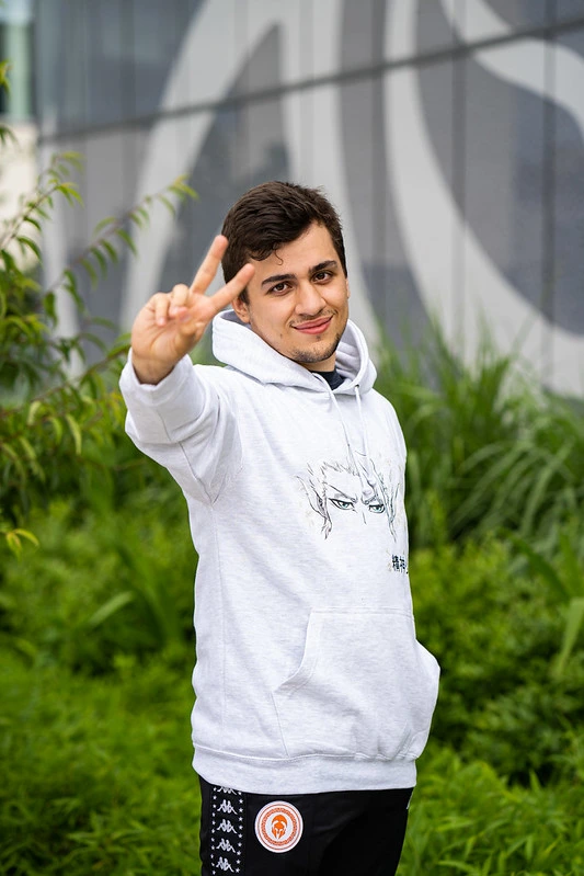 un joueur de smash bros qui prend la pause avec un hoodie