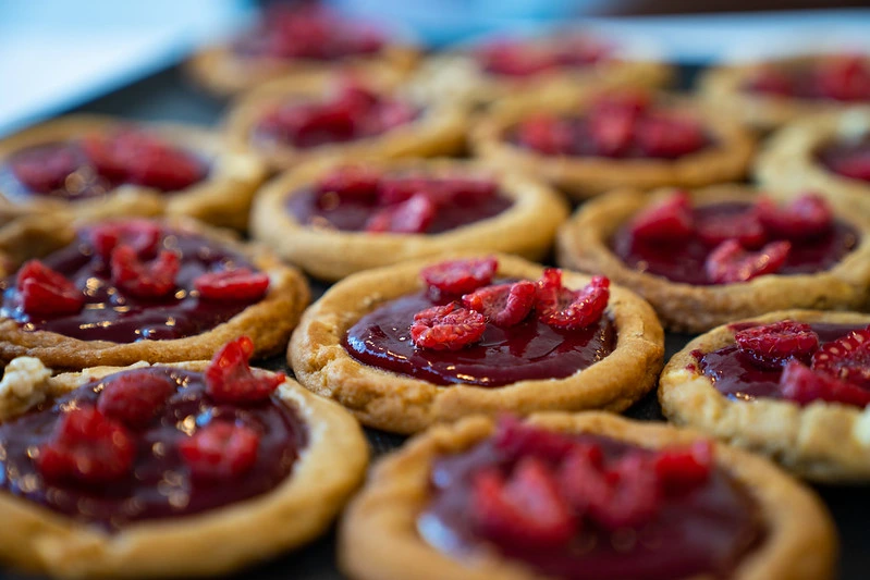 photo de plusieurs cookies fait maison à la framboise