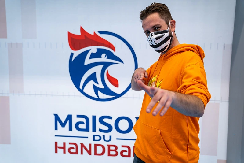 un jeune breton qui prend la pose