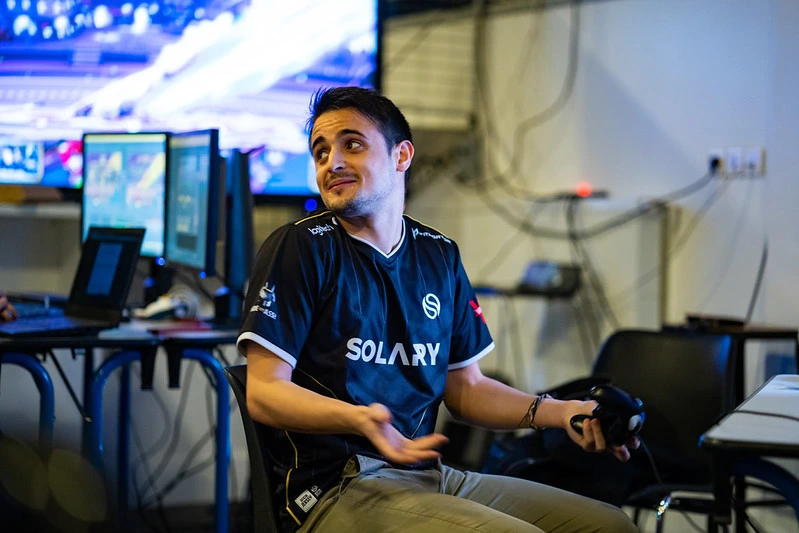 Glutonny qui ne comprend pas ce qui se passe