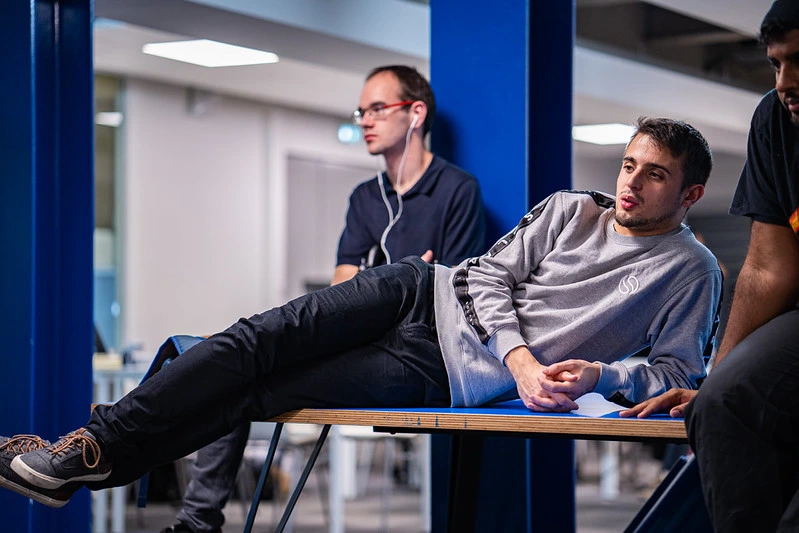 un homme allonger sur une table de classe