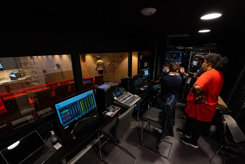 photo d'une salle de régis avec un homme en tee shirt rouge