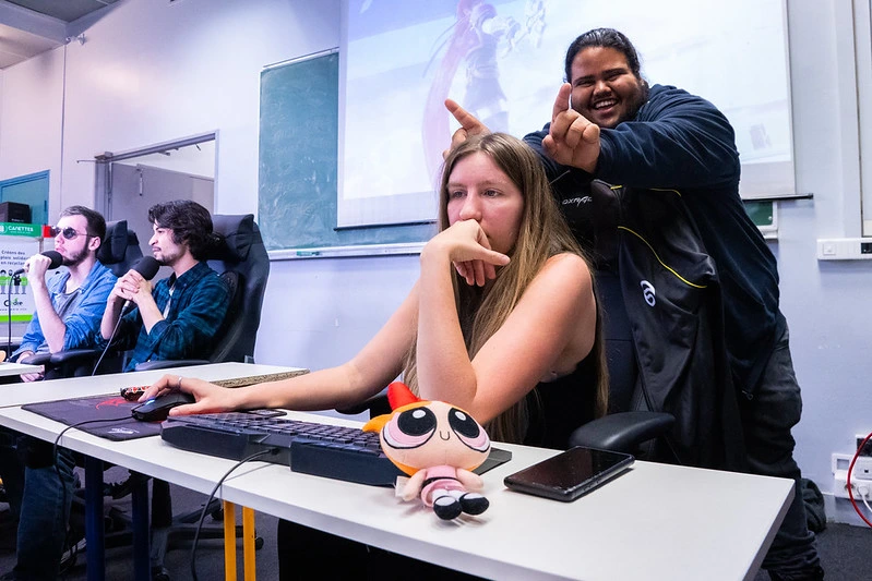 une jolie fille qui s'occupe de la régie