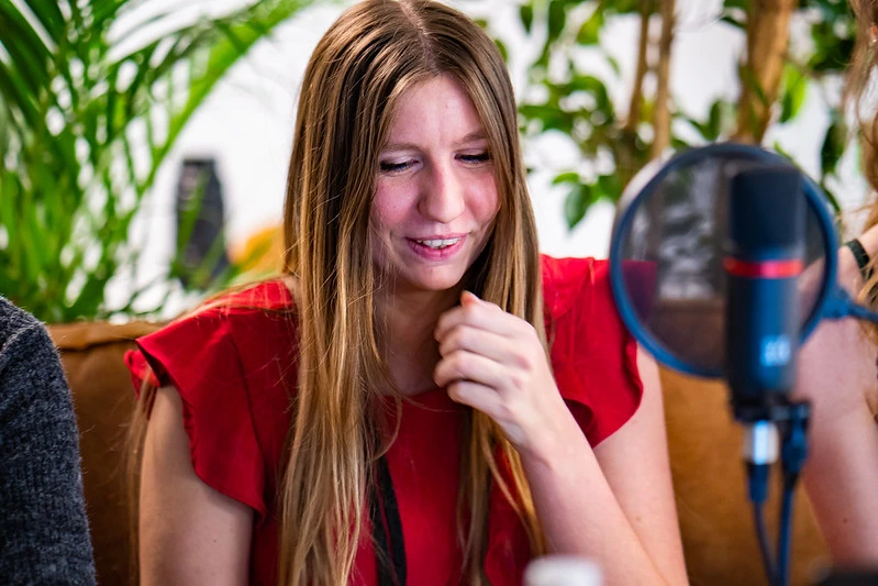 La maman des smasheur qui passe à la radio