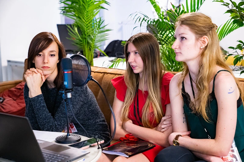 3 belle femmes entrain de discuter sur une radio smash pour savoir qui est le plus beau smasheur