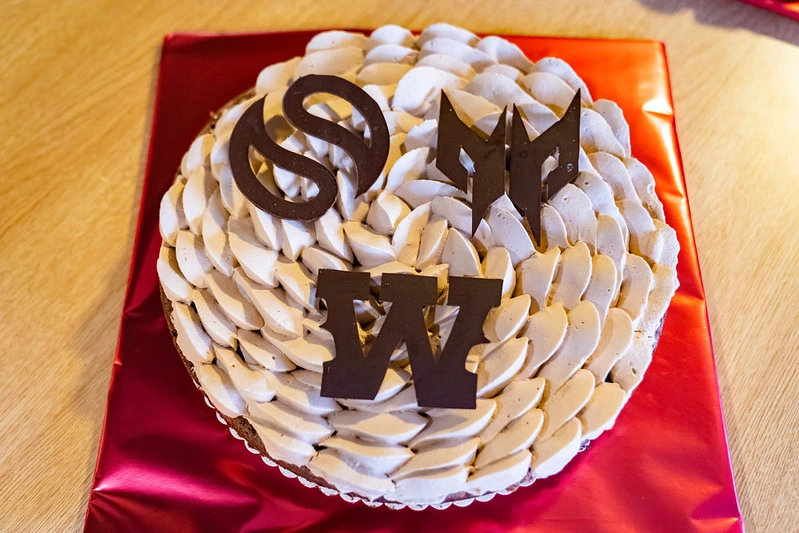 un gateau d'anniversaire avec le logo wanted et predator