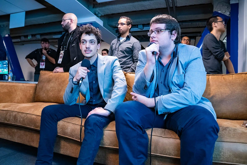 2 casteurs entrain de commenter sur un canapé marron