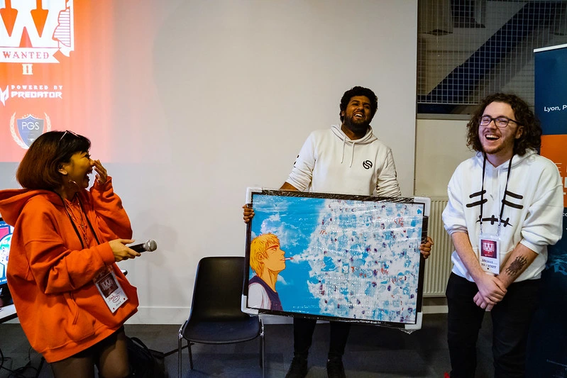 une fille en orange qui offre un tableau d'onizuka