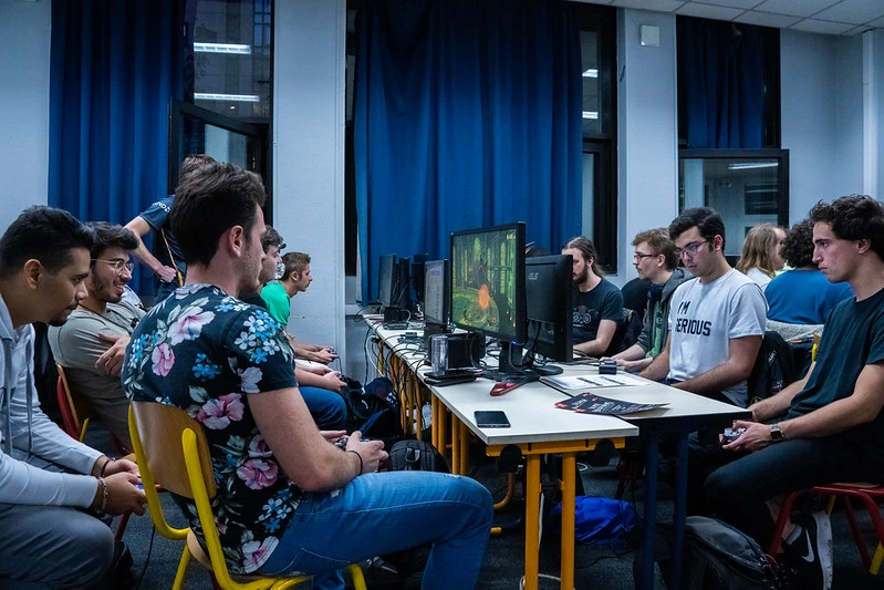 une salle de classe rempli de joueurs de smash bros