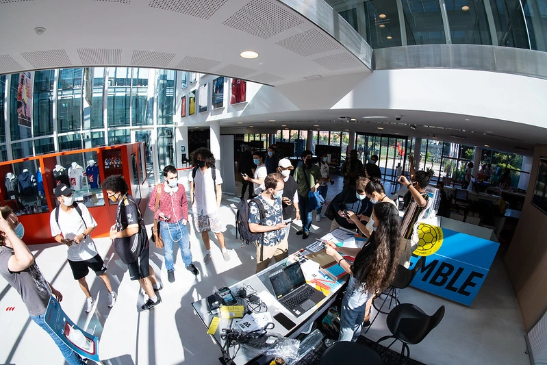 un joueur qui verifie son inscription à l'accueil