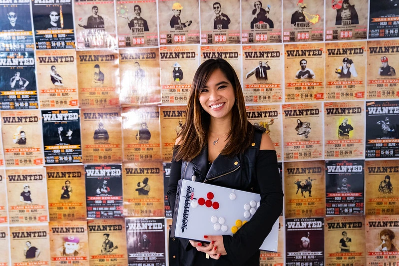 kayane qui tient son pad offert par ntk