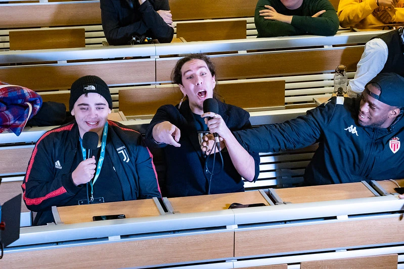 3 gars entrain de s'amuser a commenter du smash