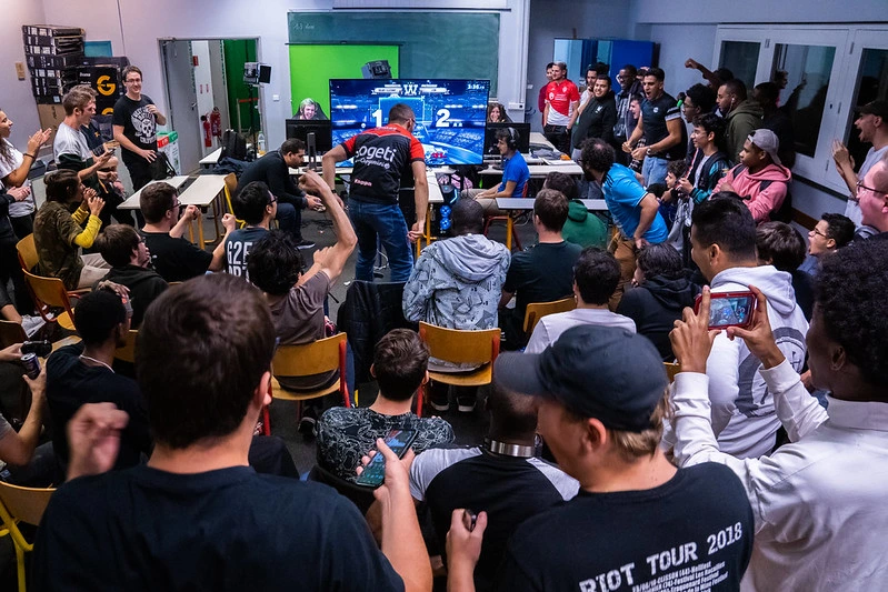 un public qui regarde une final de wanted avec beaucoup d'émotion