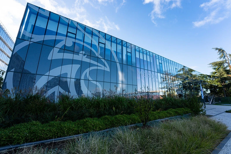 une photo du batiment de la maison du handball a créteil
