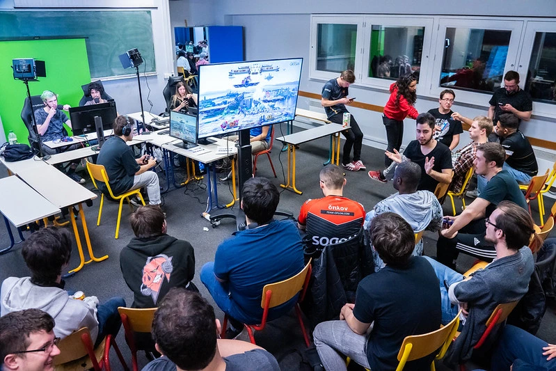 un public qui regarde un match de smash bros