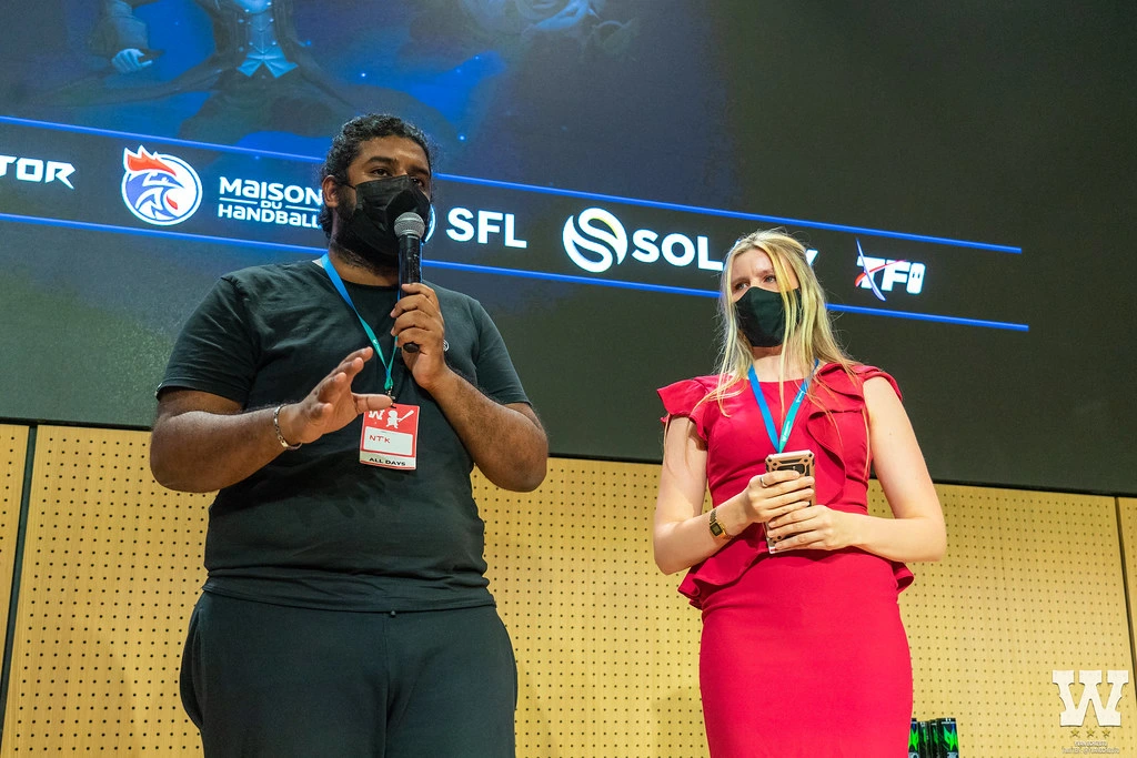 un homme est une femme qui remercie le public