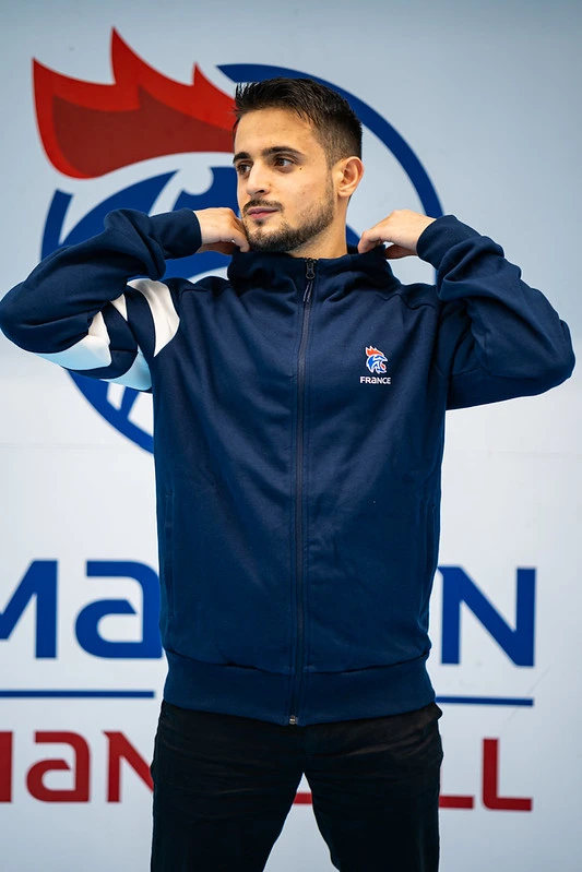 Le joueur glutonny avec une veste de l'équipe de france de handball