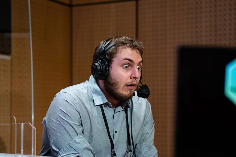 un jeune casteur surpris avec un micro casque