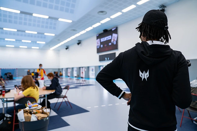 un vidéaste pris en photo de dos