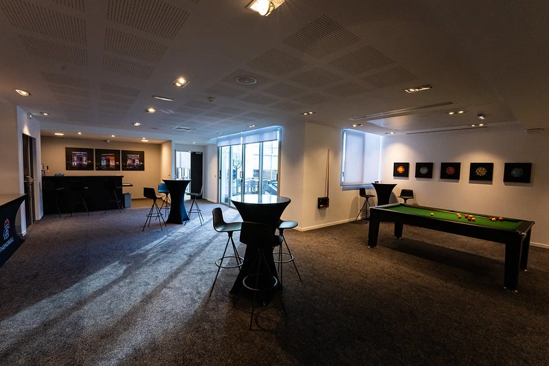 Salle vip avec un billard a la maison du handball