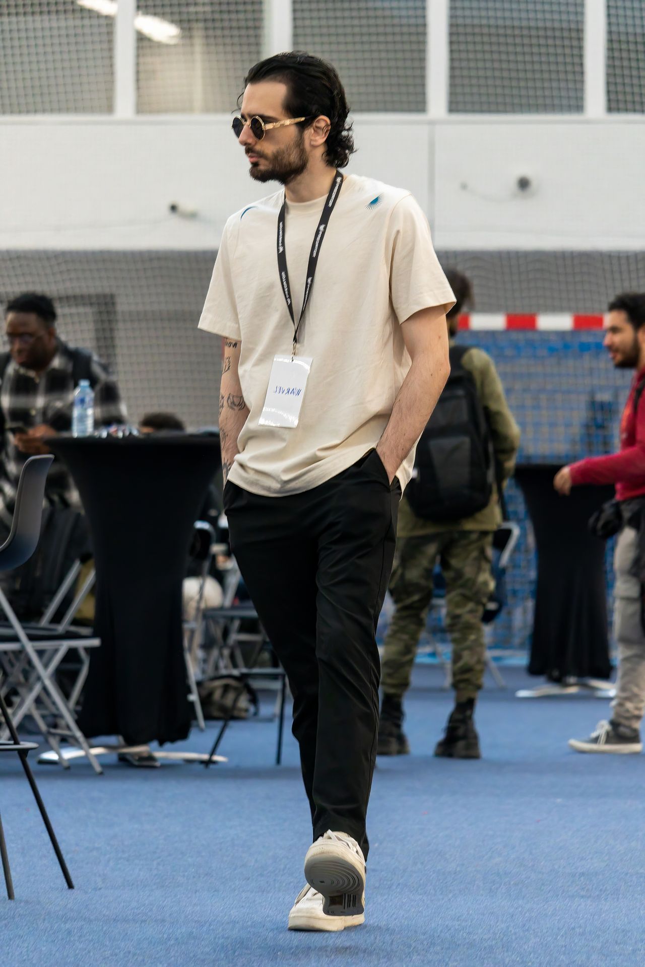 warvel qui est entrain de marcher dans le gymnase