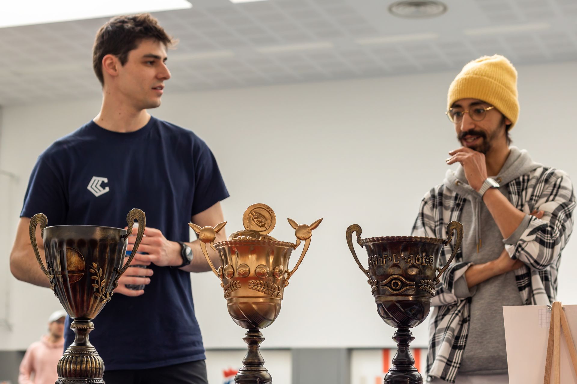 Hawax qui présente ses trophées à raphael de ccc grading