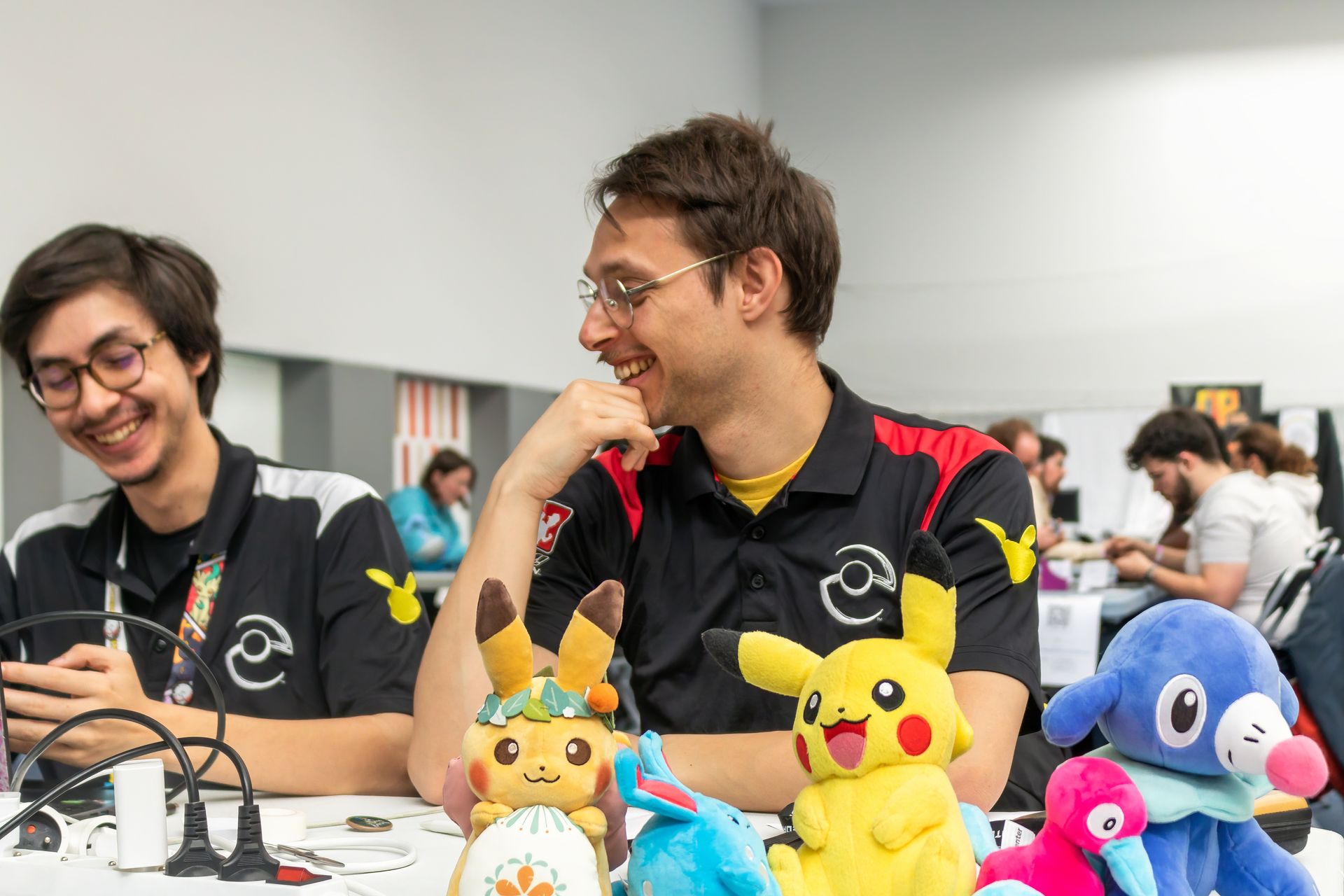 les organisateurs de pokemon sont entrains de sourire
