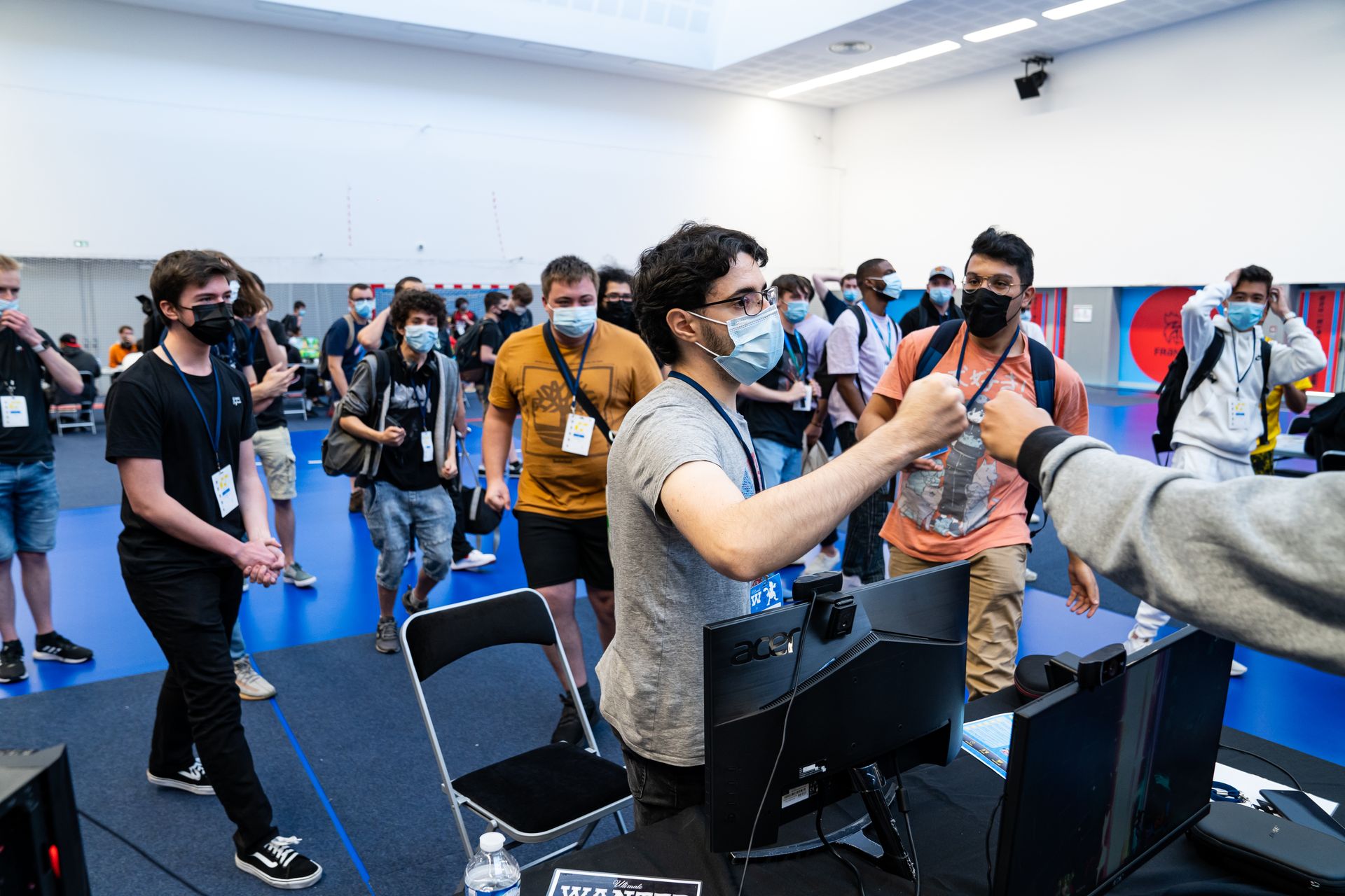 Tomberry qui check son adversaire en fin de match