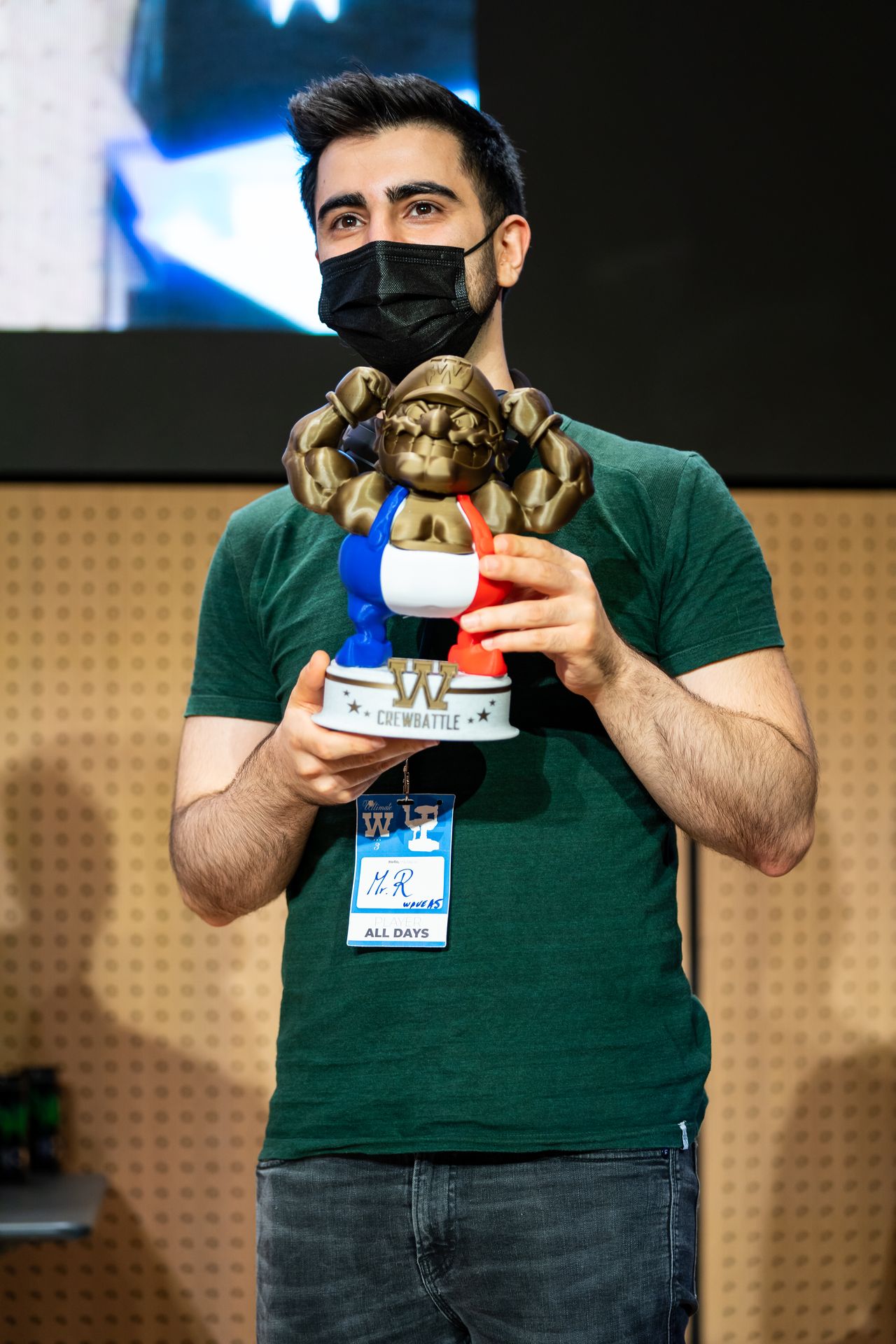 Mr r qui tient le trophée du crewbattle