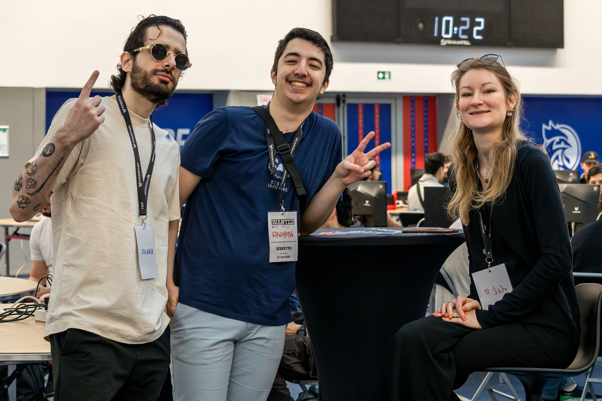 ragyan mel et warvel entrain de poser pour une photo staff