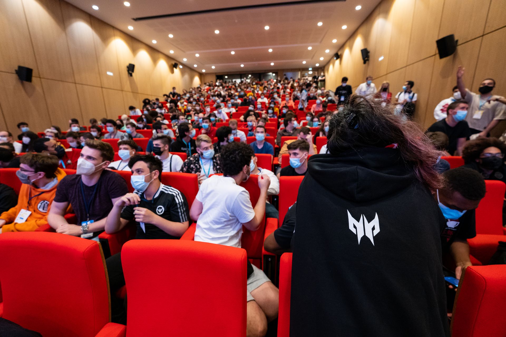 yuki pika qui représente prédator de dos qui donne des indication au public dans la salle