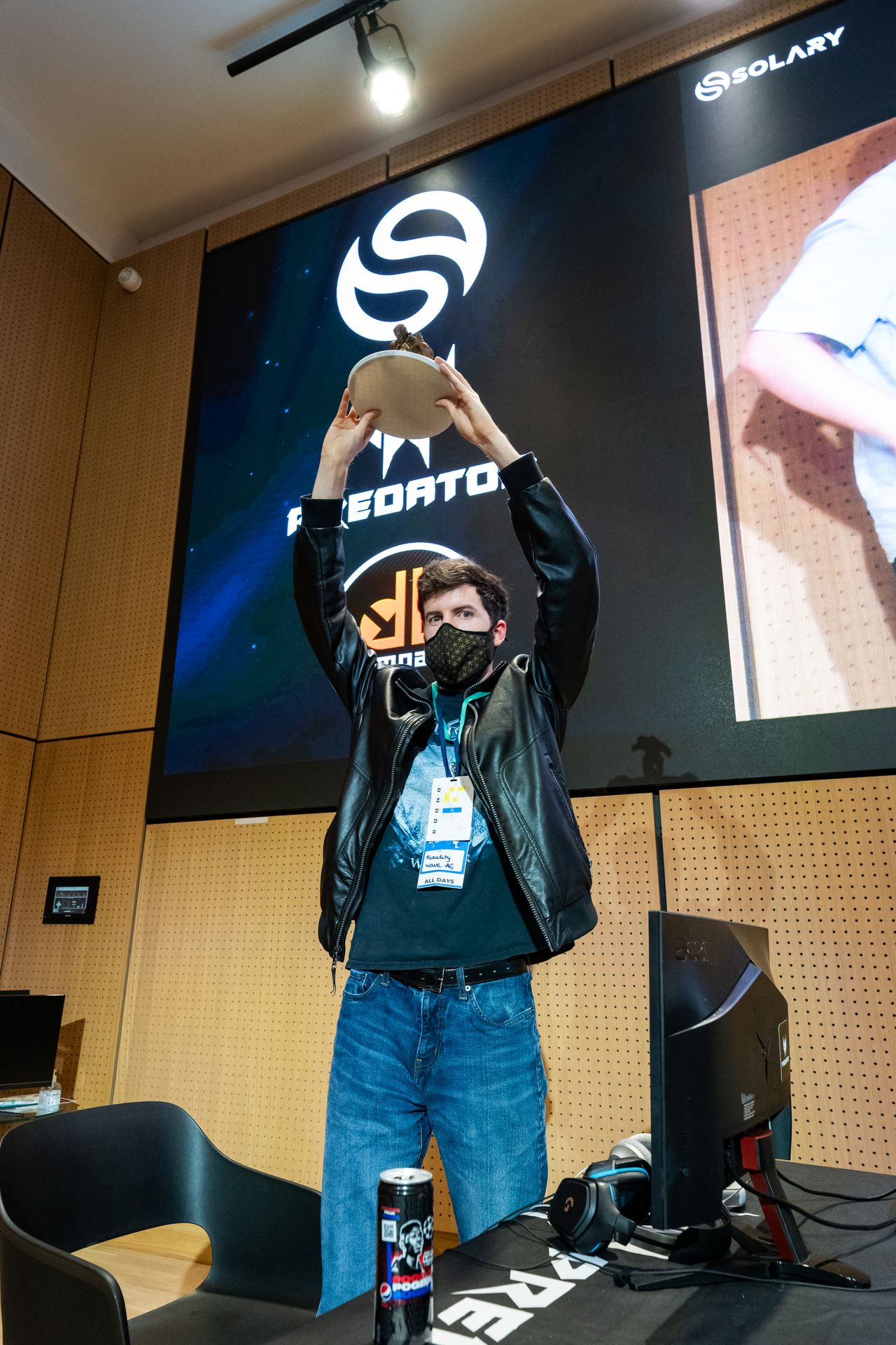 Fatality qui soulève son trophée après avoir battu ogey à ultimate wanted 3