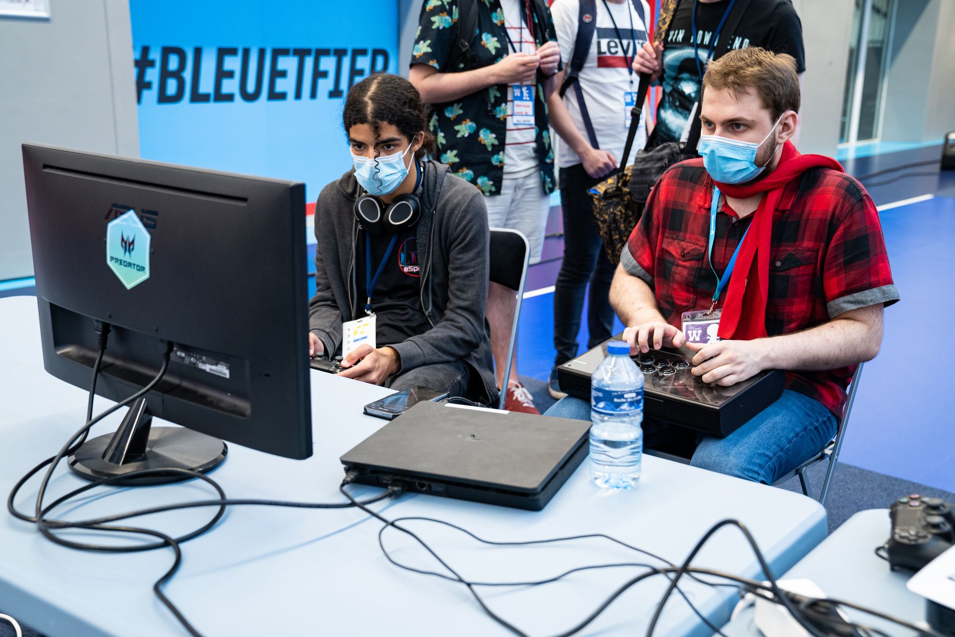 drekius entrain de jouer avec son stick arcade contre un autre joueur