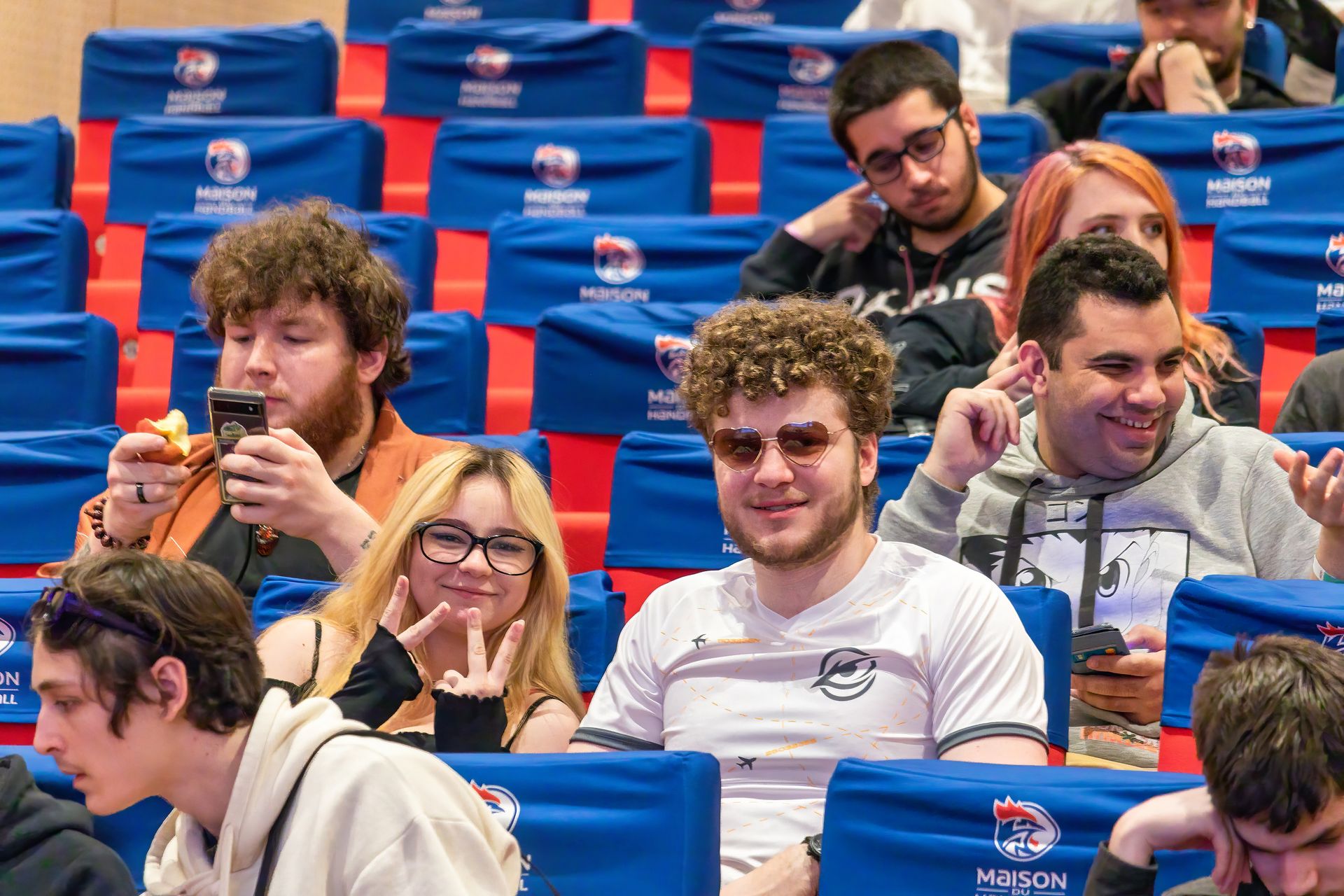 deux personnes qui sourient au photographe