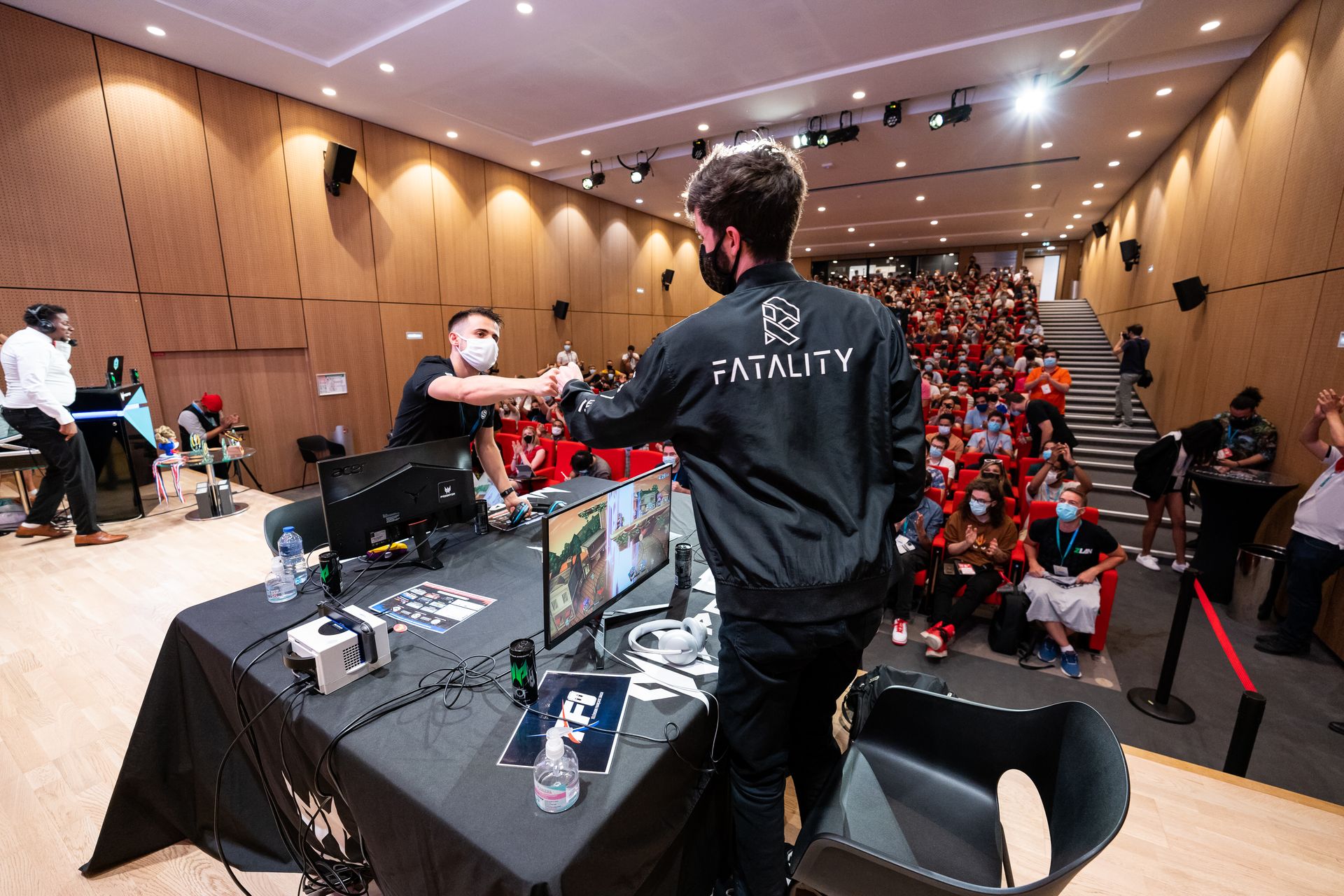 fatality et glutonny qui se handcheck avant la grande final d'ultimate wanted 3