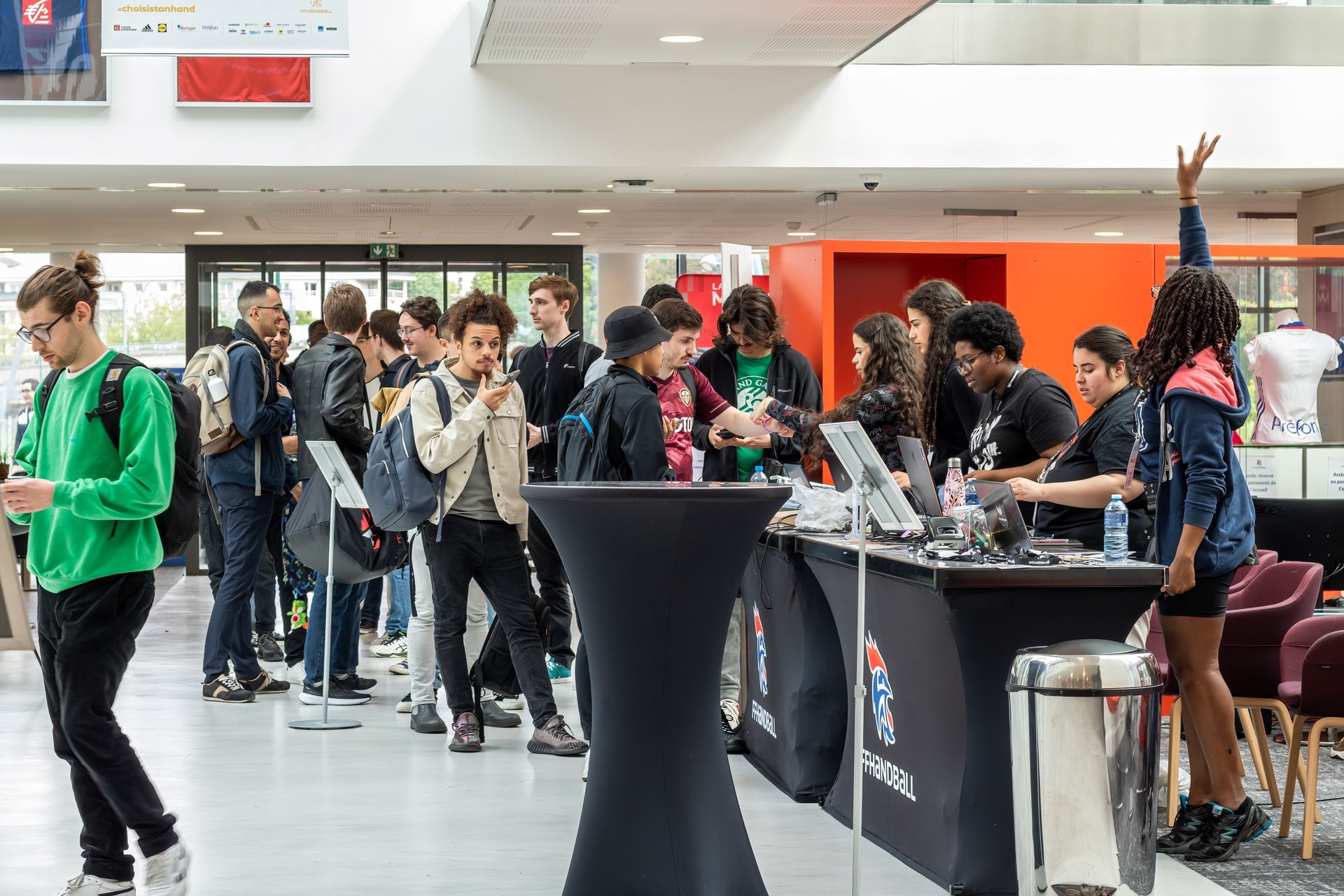 des joueurs a l'accueil pour valider leurs inscriptions