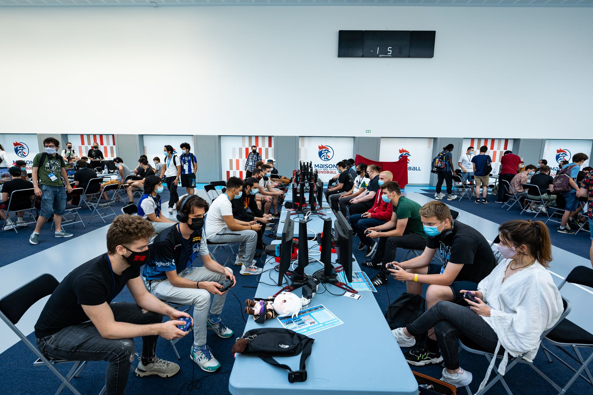 le gymnase 2 de la maison du handball avec des joueurs de smash bros entrain de jouer