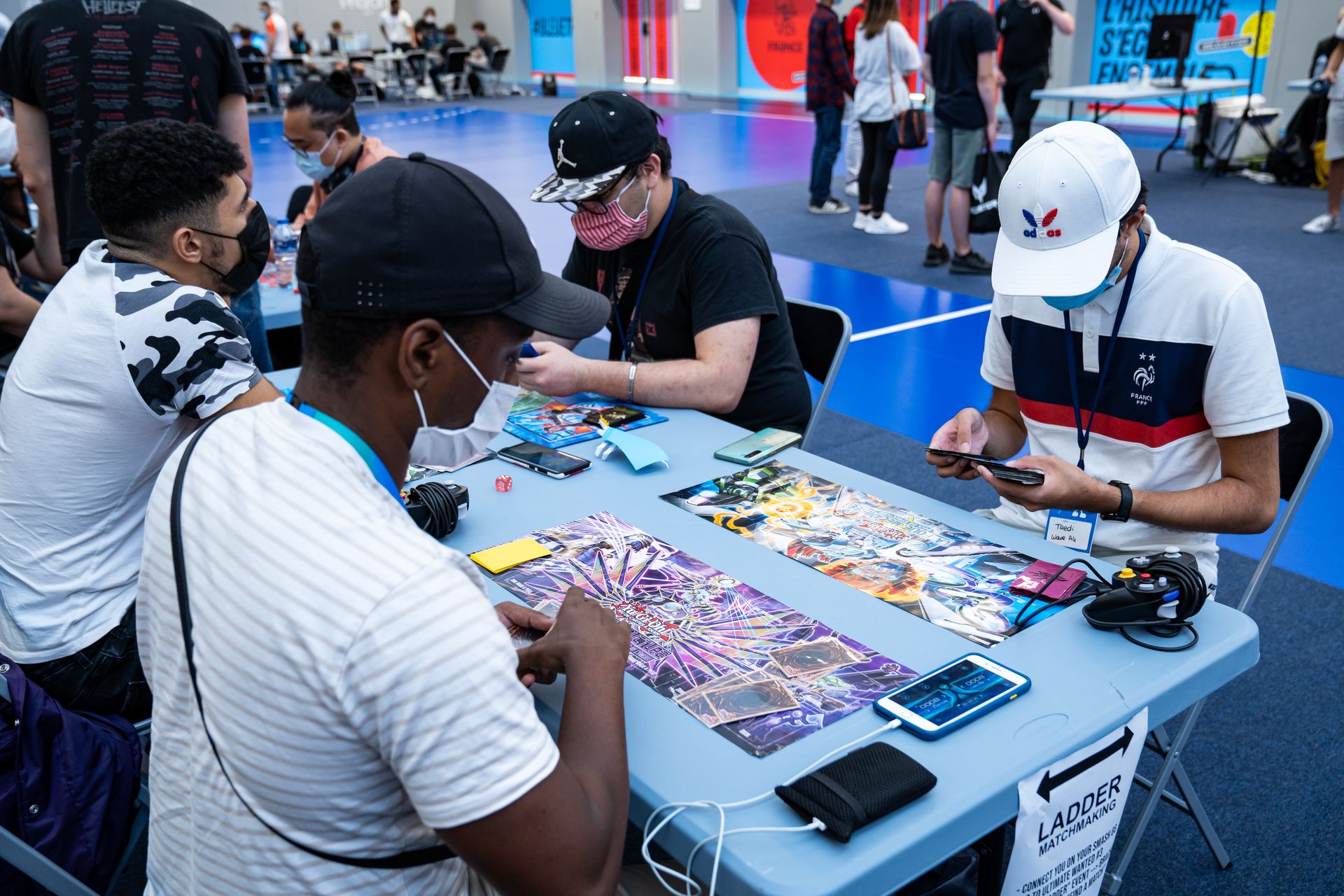 des joueurs entrains de jouer à yu gi oh à ultimate wanted 3